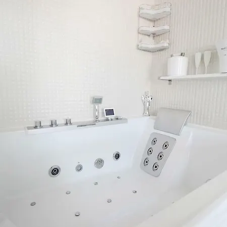 White Luxury Penthouse In Centre Apartment *