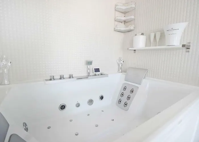 White Luxury Penthouse In Centre דירה *