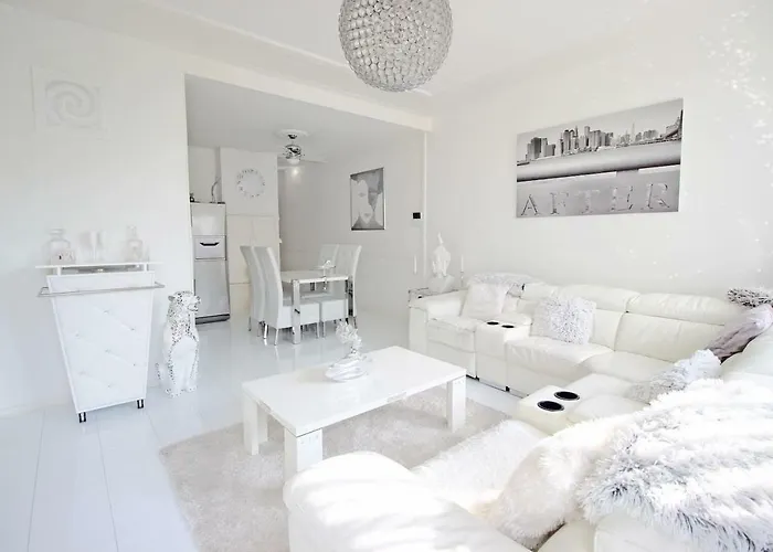 White Luxury Penthouse In Centre דירה *